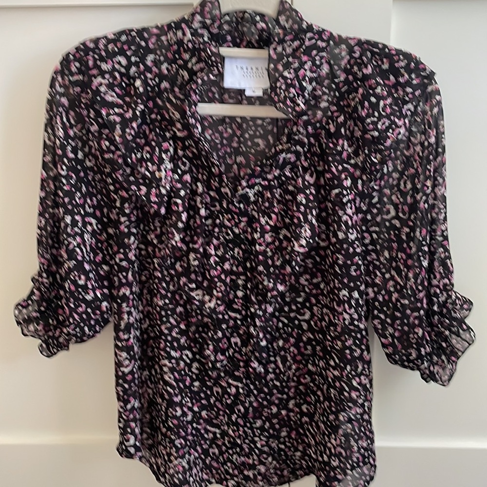 THE SHIRT by Rochelle Behrens ruffle front blouse size M